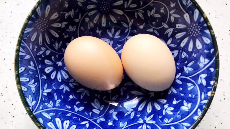 蒜蓉拌鸡蛋,两个煮熟的鸡蛋