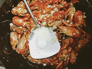 蒜蓉小龙虾,翻炒龙虾泛红后，根据个人口味加入适量的盐和鸡精