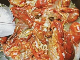 蒜蓉小龙虾,翻炒好，锅中倒入适量的水，将近没过龙虾