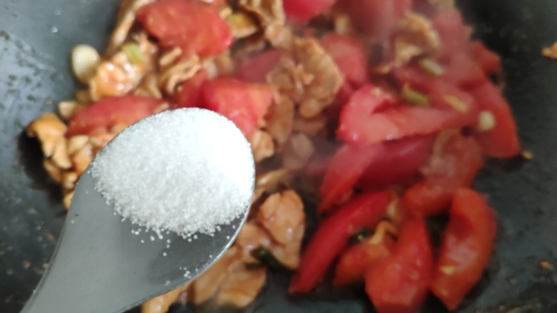 肉片番茄炒黄瓜,加入少许食盐，番茄尽量炒的碎烂一点。
