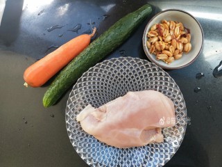宫保鸡丁,所需食材：鸡胸肉，黄瓜，胡萝卜，油炸花生米