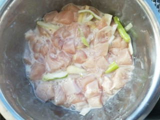 宫保鸡丁,再加一些葱段，姜片，抓匀裹浆，腌制30分钟。