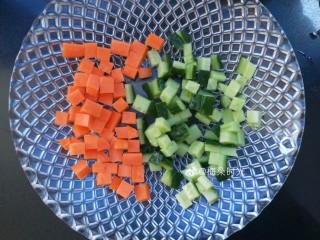宫保鸡丁,胡萝卜，黄瓜，都只用半根，切成丁