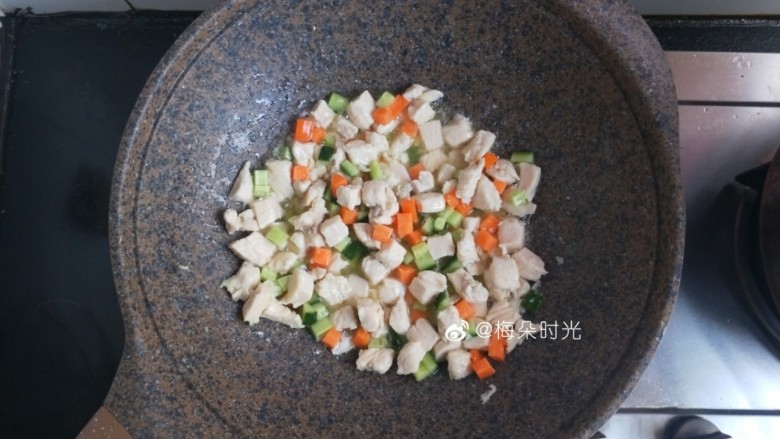 宫保鸡丁,当鸡丁颜色发白，快熟的时候，把胡萝卜，黄瓜也倒进去用热油烫一下。
