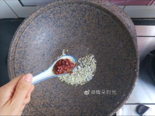 宫保鸡丁,再加入一勺郫县豆瓣酱，我都是用的这个勺作为量具。