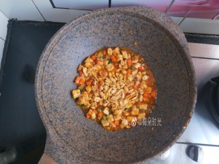 宫保鸡丁,最后加入油炸花生米，翻炒均匀，撒少许鸡精。即可出锅。