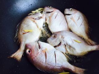 香煎孜然红鲷鱼,红鲷鱼入锅小火慢煎，不要着急翻动，煎至金黄色再翻面