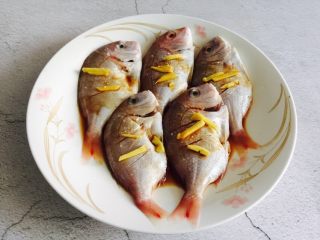 香煎孜然红鲷鱼,腌制十分钟再翻面腌制十分钟