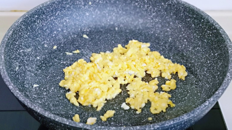 小熊便当套餐,另一个鸡蛋磕碗里打散，起油锅，倒入蛋液，煎熟铲碎。