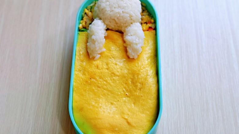小熊便当套餐,用白米饭做一个小熊的头和手手，再把被子盖在炒饭上，如图。