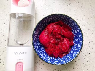 火龙果薄荷气泡水,今天我们要用到的食材非常简单，只需要红心火龙果肉150g就可以了