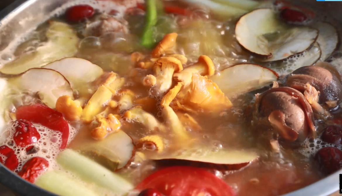 秋冬时节里最应景的一道补养菜：板栗炖鸡