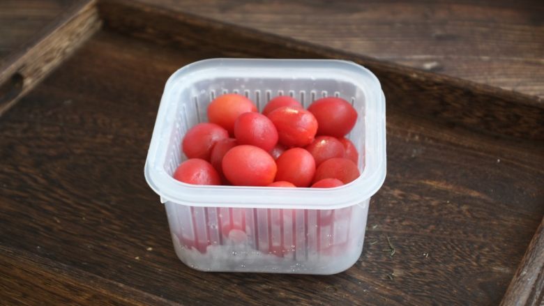 陈皮小番茄,放在冰箱里冷藏半个小时。 
一是为了沥干水分，另外一个是冰爽的小番茄更好吃。

