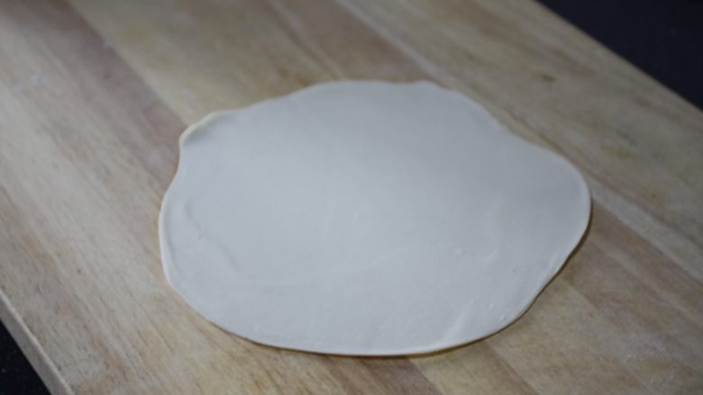 香酥鸡柳卷饼,将另一个面团盖在上面，用擀面杖擀成薄面皮。
