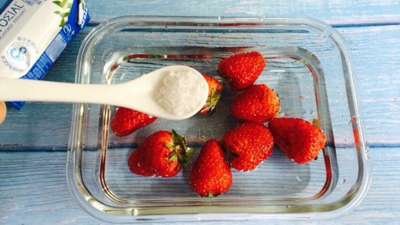 高颜值～草莓奶昔,先将草莓清洗一遍再放入容器内加入水，再放一点盐浸泡3-5分钟。然后用流动的水将草莓清洗干净
