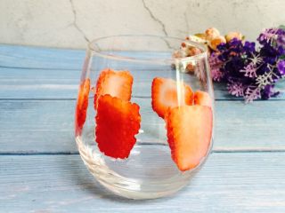 高颜值～草莓奶昔,草莓切薄片用来装饰杯子，尽量切的薄一些容易贴在杯壁上