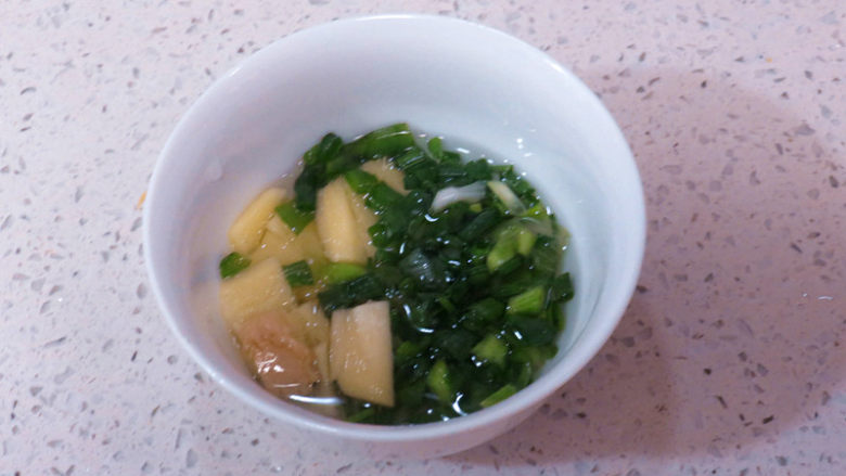 江南滋味。【扬州狮子头】  ,葱、姜放入碗中，加入3克左右的精盐和小半碗水