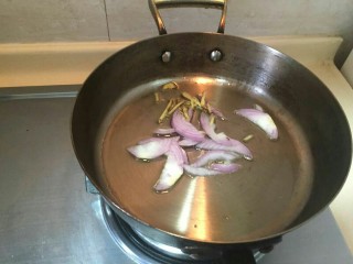 超鲜虾鱼片粥,锅中放入一点油，放入洋葱和姜丝煸炒香。