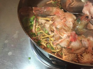 超鲜虾鱼片粥,放入切好的大虾。