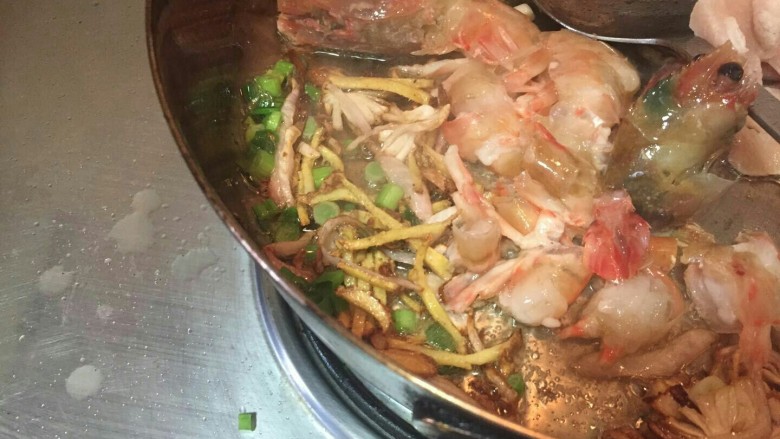 超鲜虾鱼片粥,放入切好的大虾。