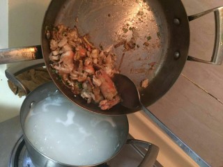 超鲜虾鱼片粥,把炒好的大虾和鱼片放入煮好的粥中。