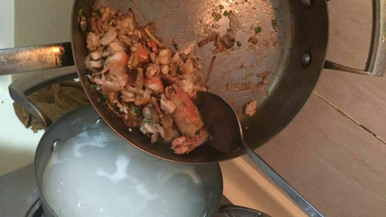 超鲜虾鱼片粥,把炒好的大虾和鱼片放入煮好的粥中。