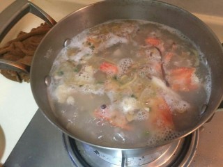 超鲜虾鱼片粥,继续小火煮。