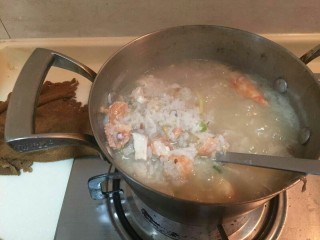 超鲜虾鱼片粥,咕噜咕噜咕噜咕噜。看看米软了没有。