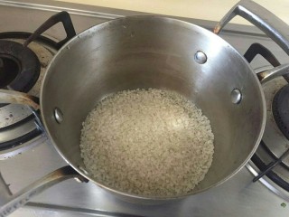 超鲜虾鱼片粥,准备煮粥。放一斗米