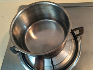 桂花汤圆,锅中放入适量水，可以放点糖。