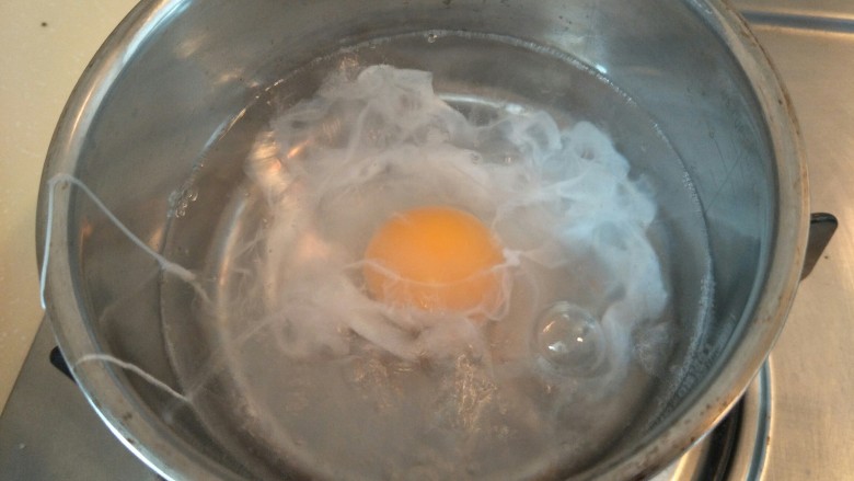 桂花汤圆,旋转水。磕入煮成水蒲蛋。
