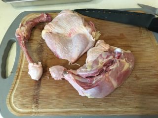 威尼斯风味香煎鸡,小心的卸下鸡骨，可参考我的另一个食谱：香菜红椒粉烤鸡腿