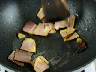 莴笋炒腊肉—这是一道超快手零失败的小炒,油烧热倒入腊肉小火翻炒，加少许水炒出腊肉的盐分。