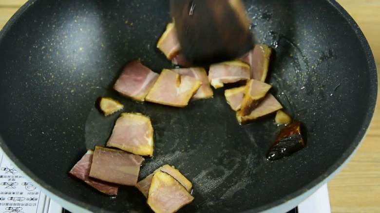 莴笋炒腊肉—这是一道超快手零失败的小炒,油烧热倒入腊肉小火翻炒，加少许水炒出腊肉的盐分。