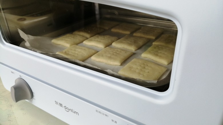 咸味土豆饼干,放入已经预热到170度的东菱3706日系小烤箱里