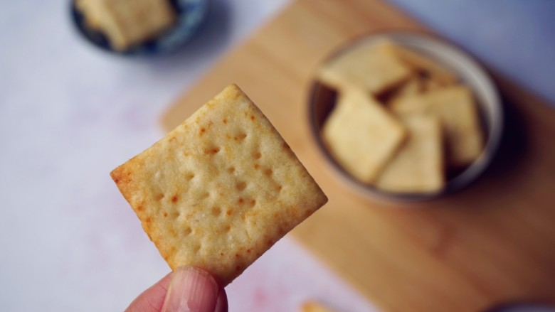 咸味土豆饼干,烤好的饼干，放入密封盒保存