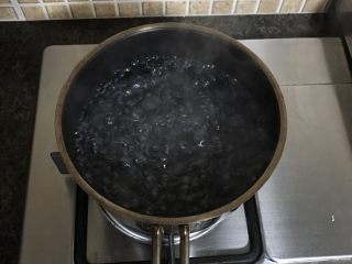 鸡丝凉面,锅中倒入适量清水烧开