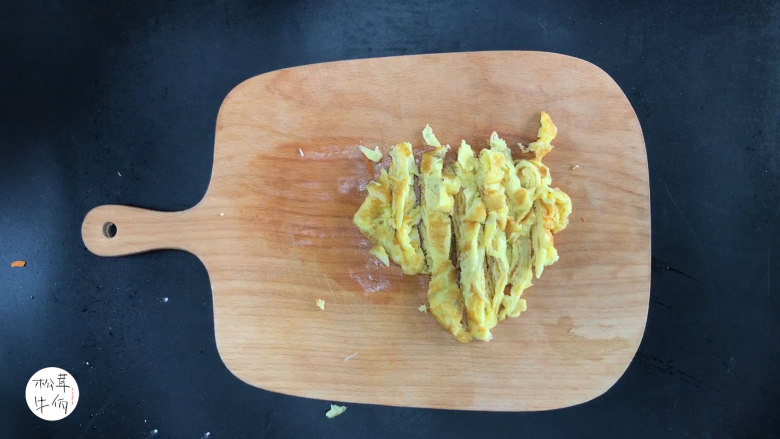 视频｜鲜虾松茸菌菇汤｜牛佤松茸食谱,热锅下油，把鸡蛋煎一煎，盛起切成小块。