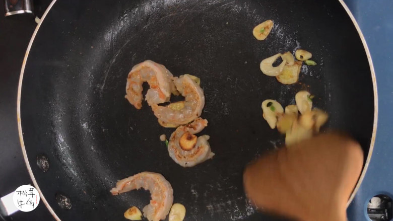 视频｜鲜虾松茸菌菇汤｜牛佤松茸食谱,再次下油，爆香大蒜后，放入虾仁翻炒盛起。