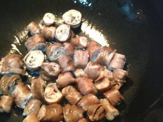 九转大肠,热锅放油，热至六分时放大肠进去，炸至有金黄色并冒油泡时捞出备用