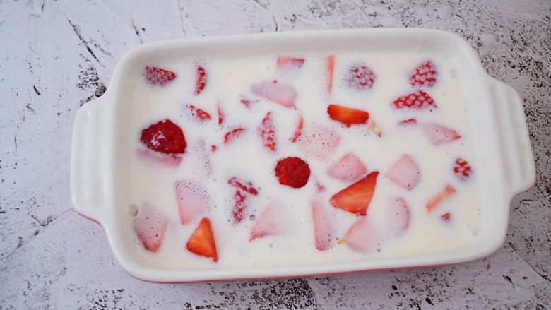 酸奶草莓冻,再放入草莓丁，放入冰箱冷藏3-4小时