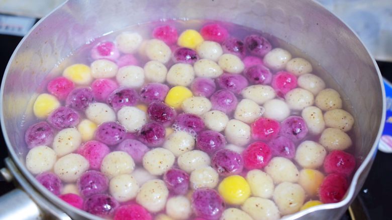椰香西米水果芋圆,煮至芋圆浮起，捞出过凉水