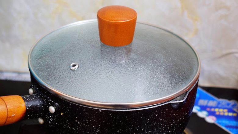椰香西米水果芋圆,关火焖5分钟，然后捞出过凉水冲洗放入碗中备用