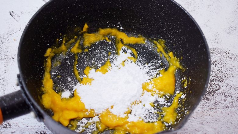 椰香西米水果芋圆,木薯粉分成50克一份，再把烧开的果汁中迅速加入木薯粉，搅拌至干粉