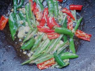 肉沫茄子,锅中热油，为平常炒菜的油量就好，下葱蒜、小尖椒小火爆香