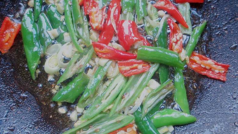 肉沫茄子,锅中热油，为平常炒菜的油量就好，下葱蒜、小尖椒小火爆香