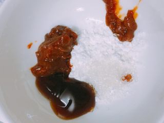 超下饭少油的鱼香茄子,调制鱼香汁，碗里放入一勺豆瓣酱，一勺蚝油，一勺生抽，一勺生粉（淀粉），4分之一勺糖，4分之一勺盐，倒入半碗水，调匀备用。