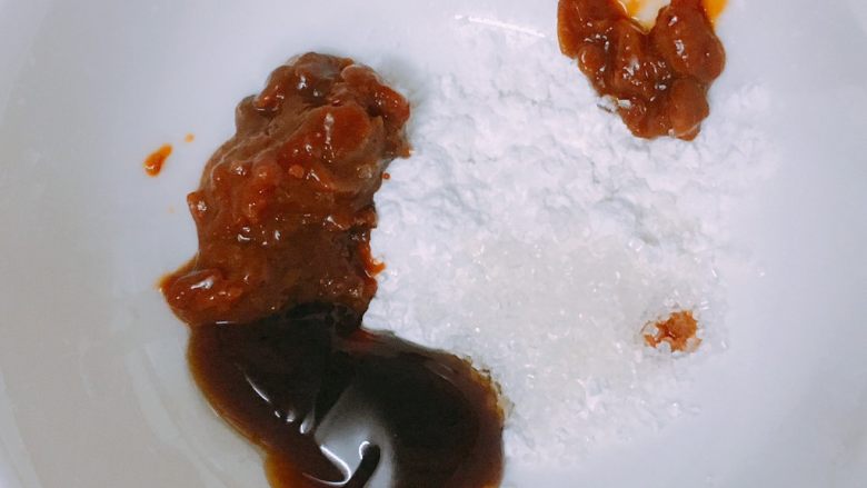 超下饭少油的鱼香茄子,调制鱼香汁，碗里放入一勺<a style='color:red;display:inline-block;' href='/shicai/ 705'>豆瓣酱</a>，一勺蚝油，一勺生抽，一勺生粉（淀粉），4分之一勺糖，4分之一勺盐，倒入半碗水，调匀备用。