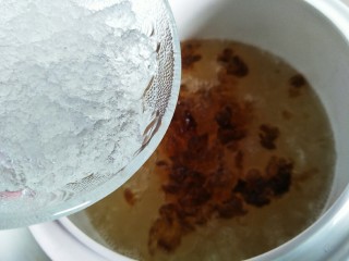 一碗可以喝的《护肤品》,剩下最后的十多分钟放入雪燕，雪燕不能煮太久，不然会融化的。
