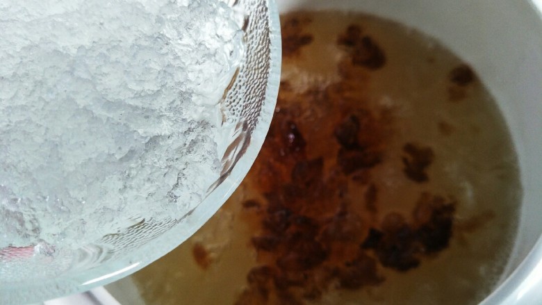 一碗可以喝的《护肤品》,剩下最后的十多分钟放入雪燕，雪燕不能煮太久，不然会融化的。